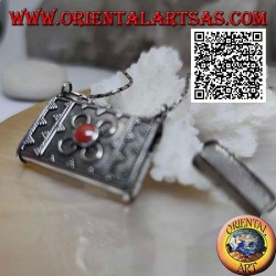 Pendentif boîte en argent en forme de sac à main avec décorations en relief et corail tibétain central