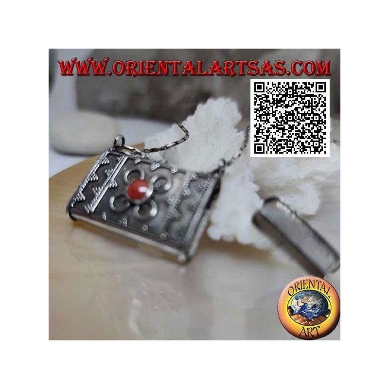 Pendentif boîte en argent en forme de sac à main avec décorations en relief et corail tibétain central