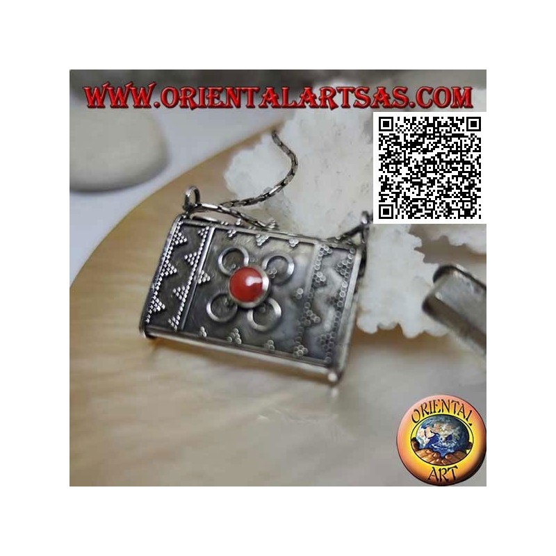 Silberner Boxanhänger in Form einer Handtasche mit geprägten Verzierungen und zentraler tibetischer Koralle