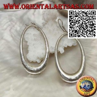 Satin silberne Ohrringe mit oval wachsendem Anhänger