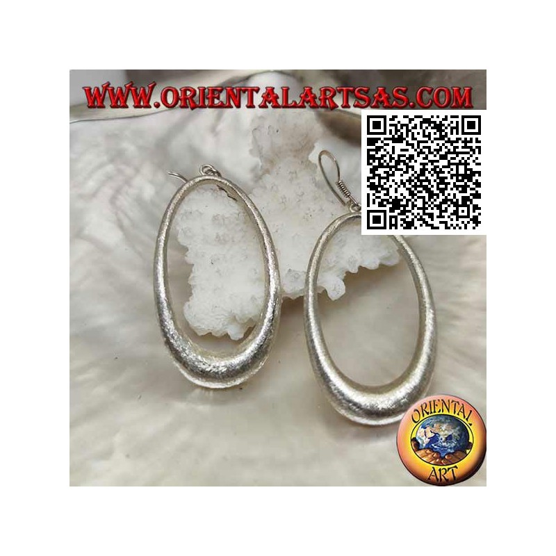 Pendientes de plata satinada con colgante ovalado creciente