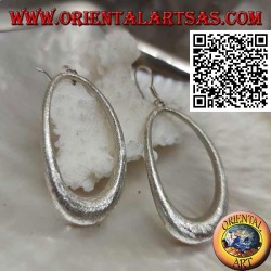 Satin silberne Ohrringe mit oval wachsendem Anhänger