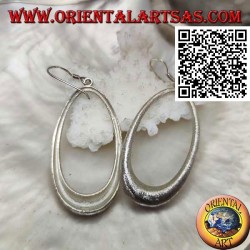 Pendientes de plata satinada con colgante ovalado creciente
