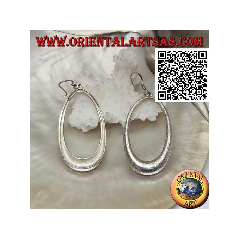 Satin silberne Ohrringe mit oval wachsendem Anhänger