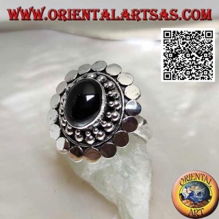 Bague en argent avec cabochon ovale onyx entouré de boules et de disques