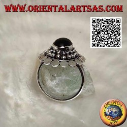 Silberring mit ovalem Cabochon-Onyx, umgeben von Kugeln und Scheiben