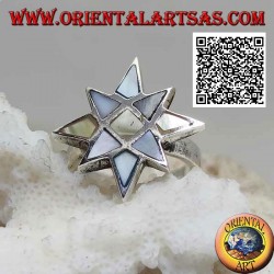 Anillo de plata en forma de rosa de los vientos con nácar multicolor con borde liso