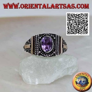 Bague en argent avec améthyste ovale à décor en boules et plaques en or 14 carats