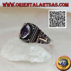 Bague en argent avec améthyste ovale à décor en boules et plaques en or 14 carats