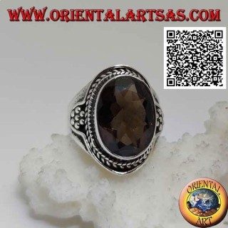 Anillo de plata con topacio ahumado facetado ovalado rodeado de entretejido y hexágono de bolas en los laterales