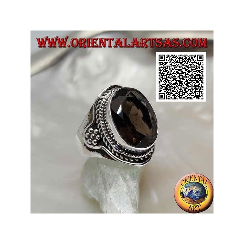 Anello in argento con topazio fumé sfaccettato ovale contornato da intreccio e esagono di palline sui lati