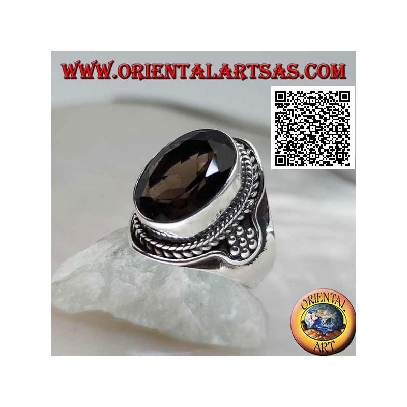Anello in argento con topazio fumé sfaccettato ovale contornato da intreccio e esagono di palline sui lati