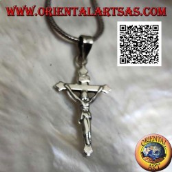 Colgante de plata que representa la crucifixión de Jesucristo en una cruz lisa