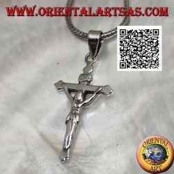 Colgante de plata que representa la crucifixión de Jesucristo en una cruz lisa