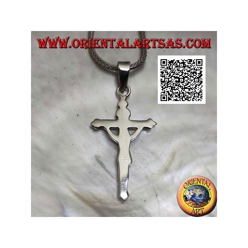 Colgante de plata que representa la crucifixión de Jesucristo en una cruz lisa