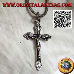 Colgante de plata que representa la crucifixión de Jesucristo en una cruz ortodoxa