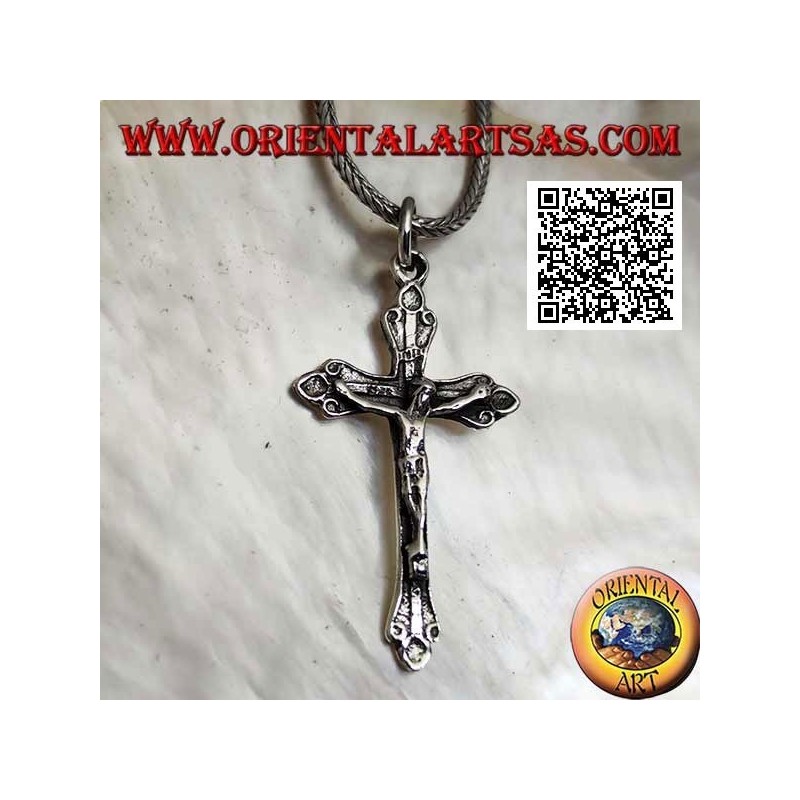 Colgante de plata que representa la crucifixión de Jesucristo en una cruz ortodoxa