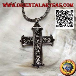 Pendentif croix latine en argent avec spirales en forme de S en bas-relief et boules