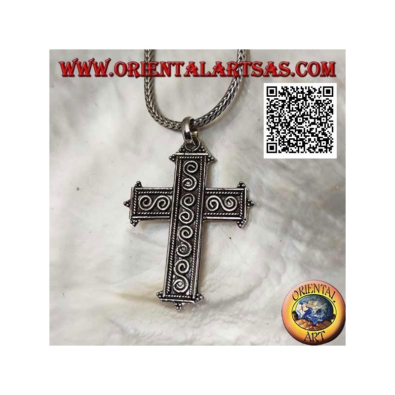 Pendentif croix latine en argent avec spirales en forme de S en bas-relief et boules