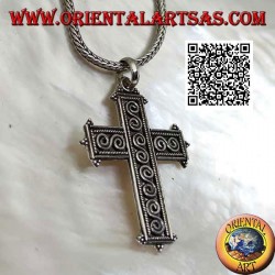 Pendentif croix latine en argent avec spirales en forme de S en bas-relief et boules