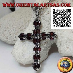 Colgante cruz cristiana de plata con dos filas de granates lanzadera y marcasita entre ellos