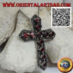 Colgante de plata cruz cristiana con conjunto de granates romboides naturales y marco con maracsitas