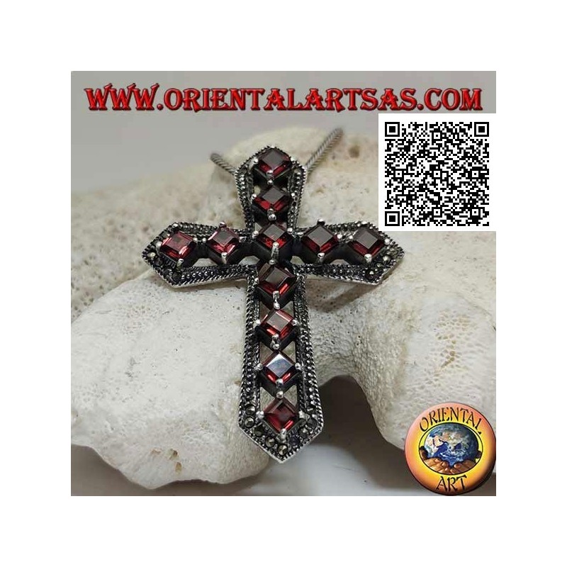 Pendentif croix chrétienne en argent serti de grenats rhomboïdes naturels et cadre de maracssites