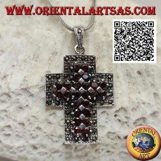 Colgante cruz cristiana de plata con brazos anchos con dos hileras de granates redondos naturales rodeados de marcasita