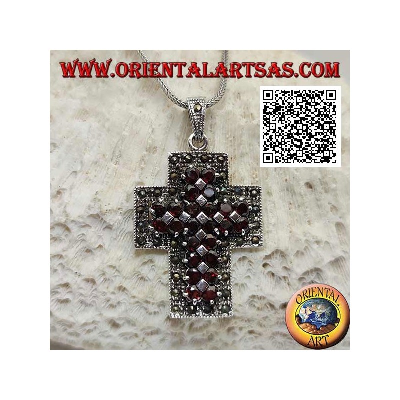 Silberner christlicher Kreuzanhänger mit breiten Armen und zwei Reihen natürlicher runder Granate, umgeben von Markasit