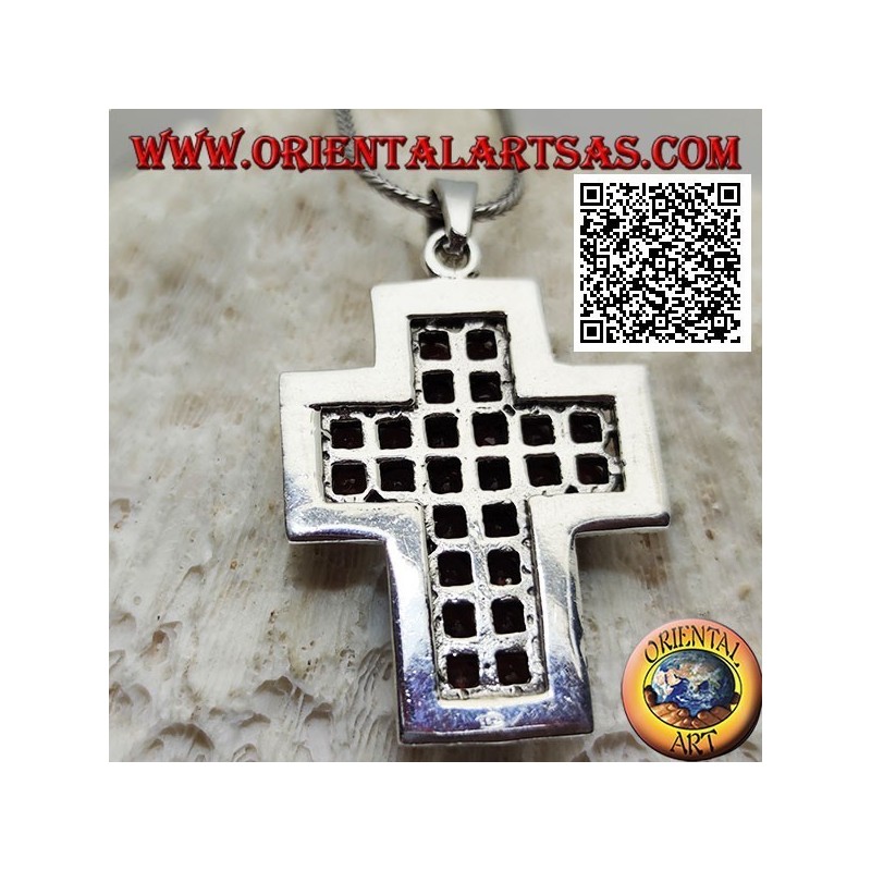 Colgante cruz cristiana de plata con brazos anchos con dos hileras de granates redondos naturales rodeados de marcasita
