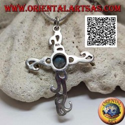 Colgante de plata de cruz latina estilo tribal con turquesa ovalada central