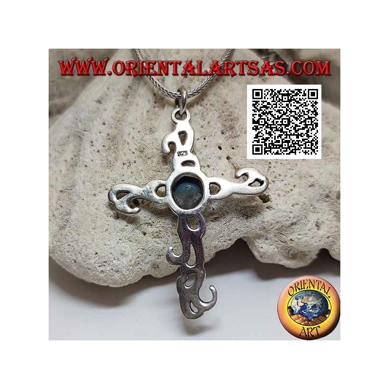 Pendentif croix latine en argent de style tribal avec ovale central turquoise