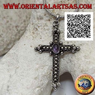 Ciondolo in argento a forma di croce ortodossa con ametista ovale centrale e decorazione a palline