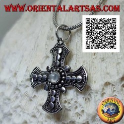 Colgante de plata, cruz de Canterbury con piedra de luna redonda central y decoración de disco