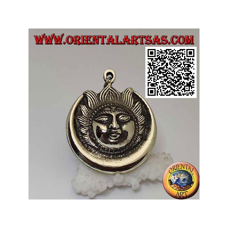 Pendentif népalais éclipse de soleil et de lune avec visage en relief en laiton