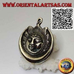 Pendentif népalais éclipse de soleil et de lune avec visage en relief en laiton