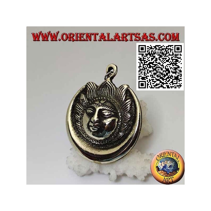 Pendentif népalais éclipse de soleil et de lune avec visage en relief en laiton