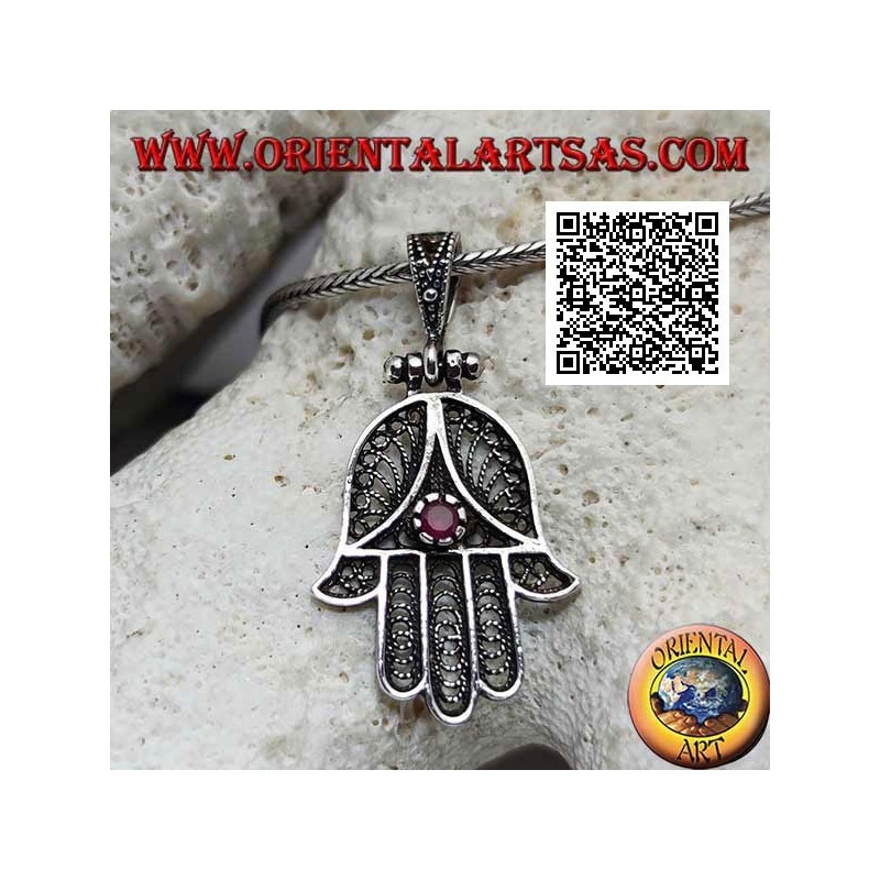 Ciondolo in argento mano di Fatima a decorazione etnica traforata e zircone color rubino incastonato (ossidato)