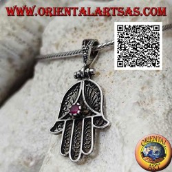 Silberanhänger Hand of Fatima mit perforierter ethnischer Dekoration und rubinrotem Zirkon (oxidiert)