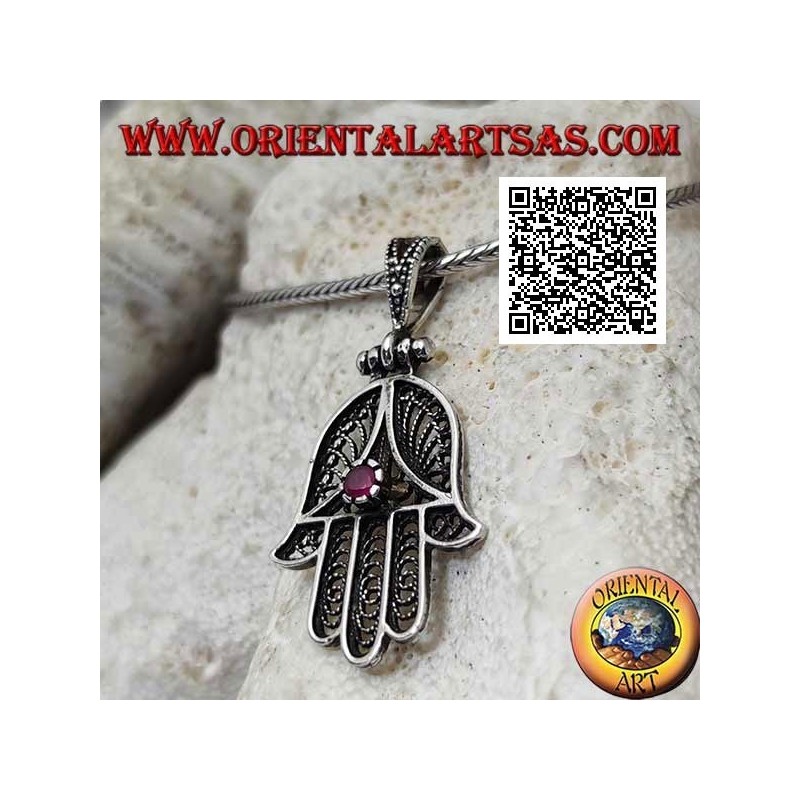 Silberanhänger Hand of Fatima mit perforierter ethnischer Dekoration und rubinrotem Zirkon (oxidiert)