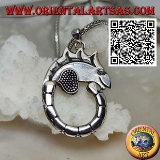 Pendentif en argent en forme de caméléon avec une longue queue circulaire
