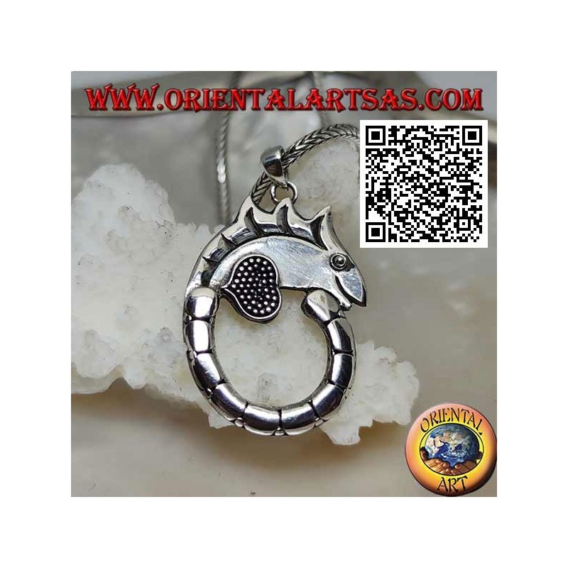 Pendentif en argent en forme de caméléon avec une longue queue circulaire
