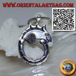 Colgante de plata en forma de camaleón con cola circular larga