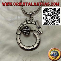 Pendentif en argent en forme de caméléon avec une longue queue circulaire