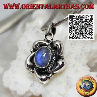Ciondolo in argento con labradorite azzurra ovale al centro di un fiore