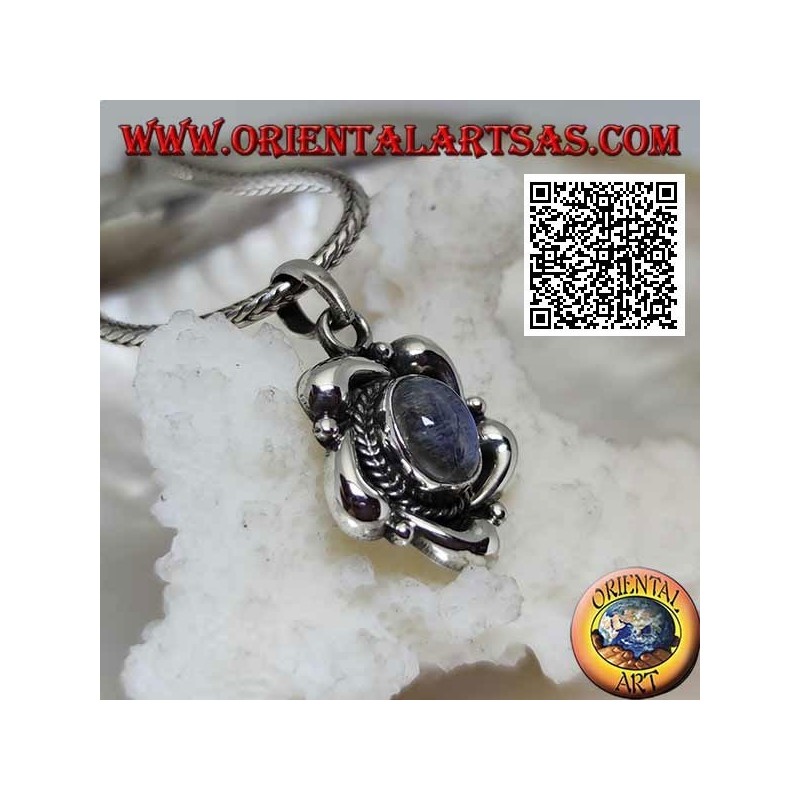 Colgante de plata con labradorita azul ovalada en el centro de una flor
