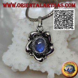Colgante de plata con labradorita azul ovalada en el centro de una flor