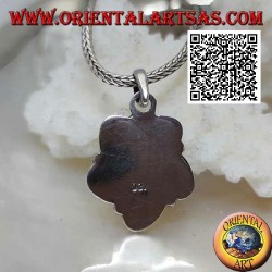 Colgante de plata con labradorita azul ovalada en el centro de una flor