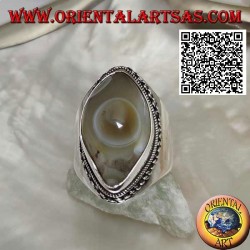 Bague en argent avec agate oeil de Shiva beige avec navette et bord chaîne sur monture lisse