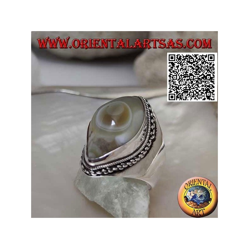 Silver ring with beige Shiva's eye agate with shuttle and chain edge on smooth setting